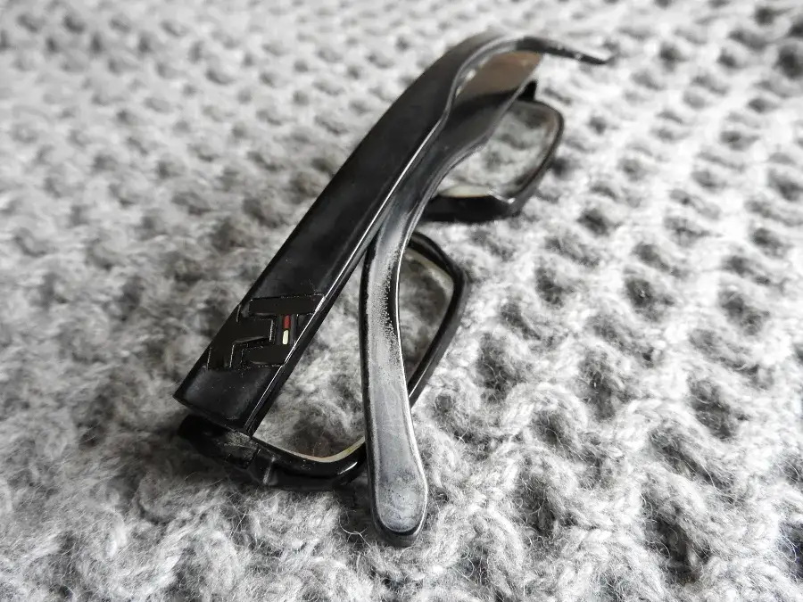 Jak wyczyścić białe oprawki okularów i uniknąć ich zniszczenia