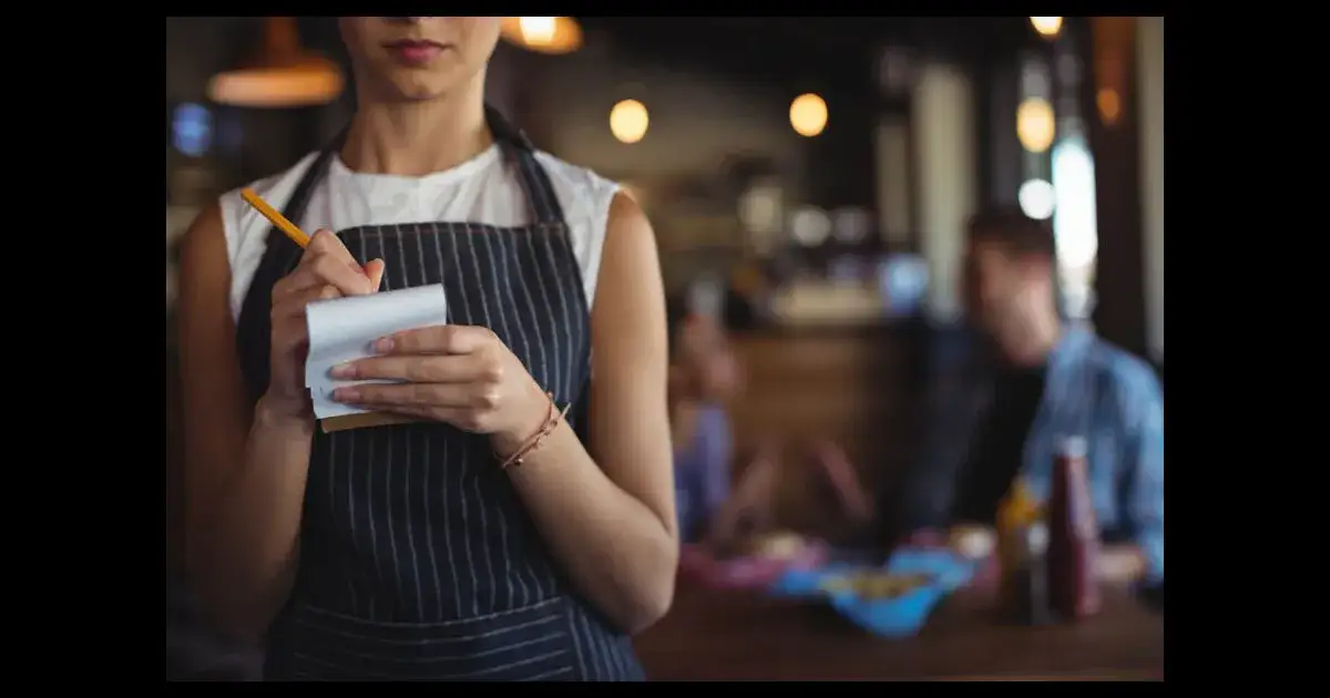 Ile się daje napiwku w Polsce? Odkryj standardy i tajniki tipowania