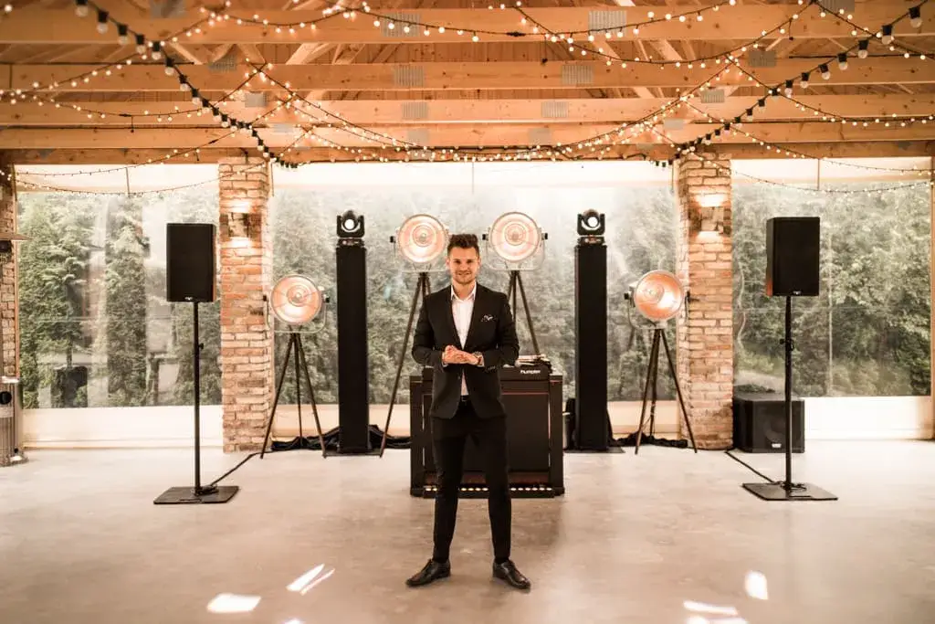 Ile bierze DJ na wesele? Sprawdź, co wpływa na ceny usług