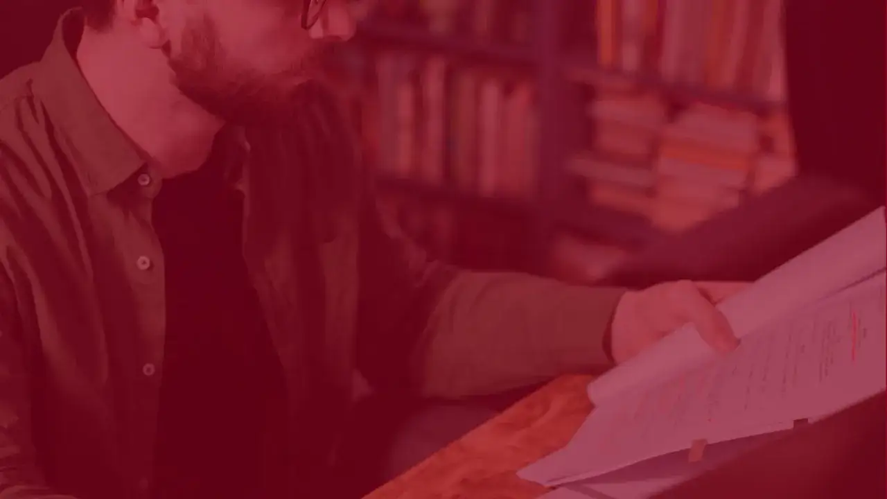 Kto to jest scenarzysta i jak jego praca wpływa na film i telewizję