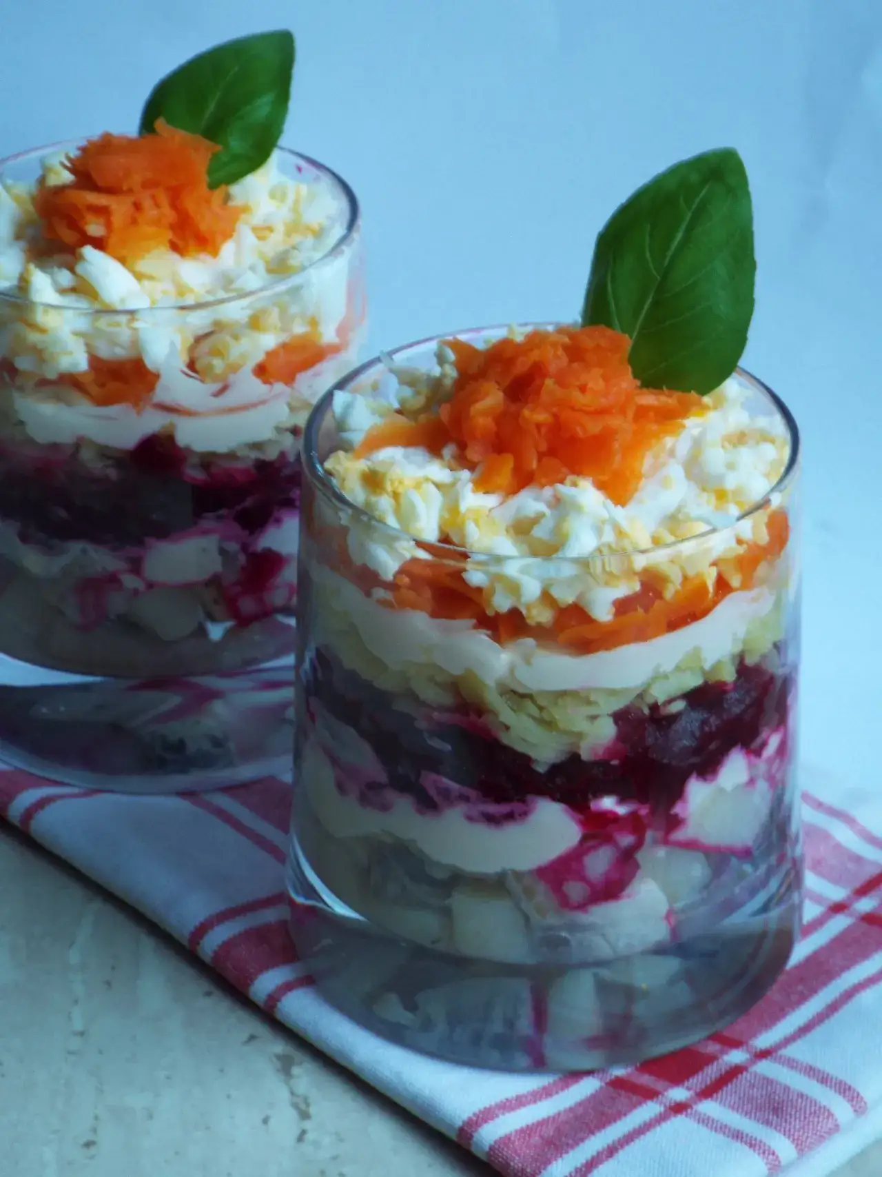 Jakie sałatki na urodziny? 10 pysznych przepisów na każdą okazję