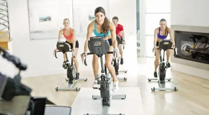 Skuteczne sposoby na schudnięcie na rowerze stacjonarnym i poprawę kondycji