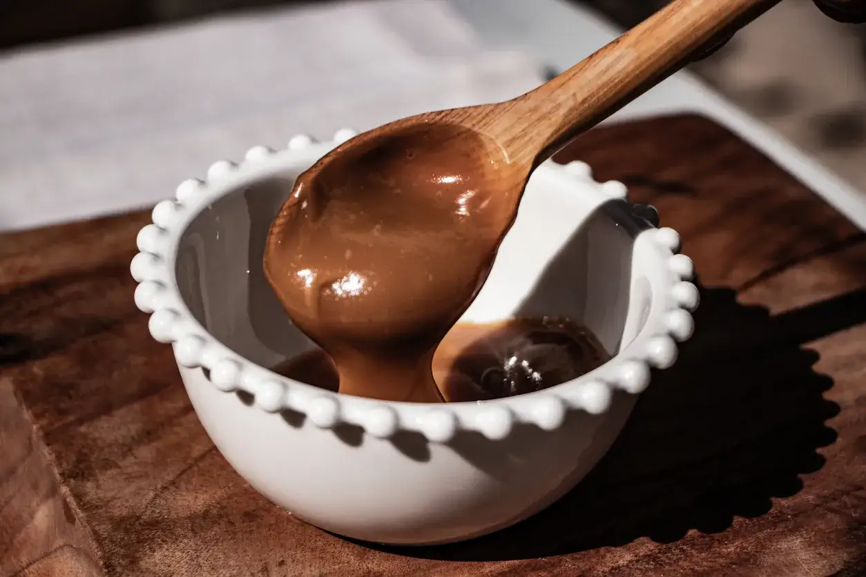 Jak się robi polewę czekoladową, aby była idealnie gęsta i błyszcząca