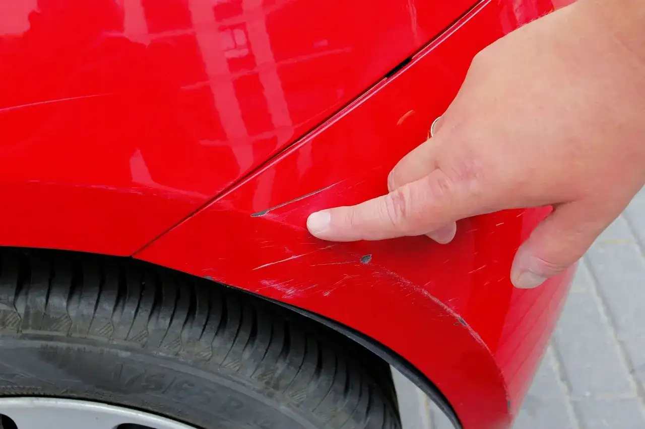 Jak usunąć rysy z karoserii samochodu - skuteczne metody w domu