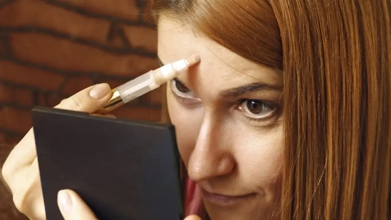 Czym nakładać korektor, aby uzyskać idealny efekt makijażu?