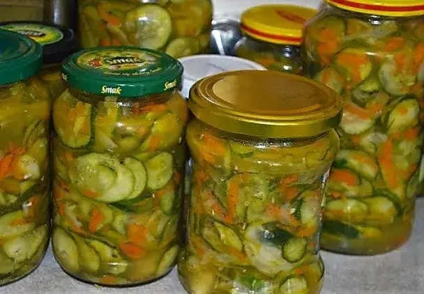 Jak zrobić sałatkę z ogórków na zimę, która zachwyci każdego smakosza