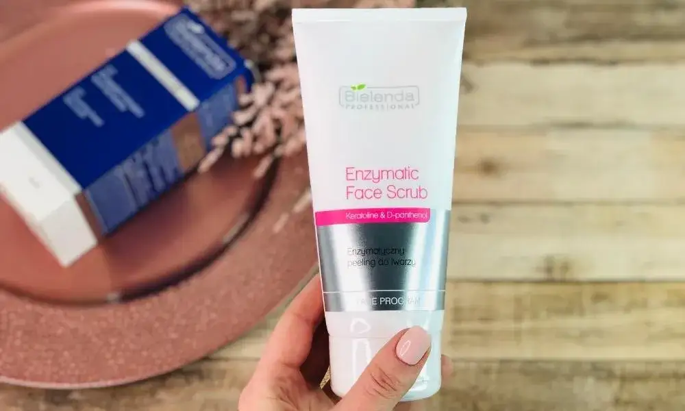 Jaki peeling do cery naczynkowej – wybierz delikatne rozwiązania dla skóry