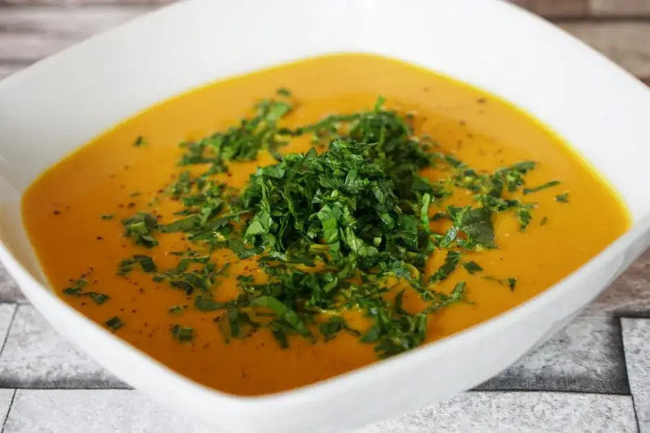 Czym przyprawić zupę dyniową, aby zaskoczyć smakiem i aromatem?