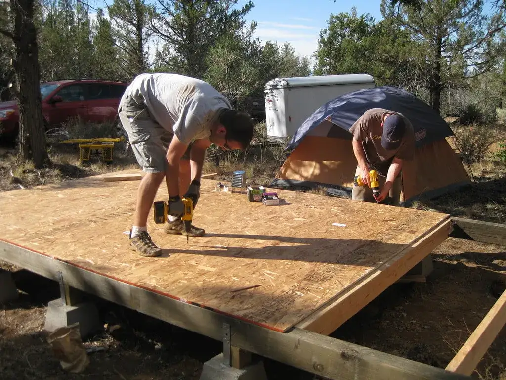 Jak zbudować domek letniskowy z OSB – proste kroki i porady