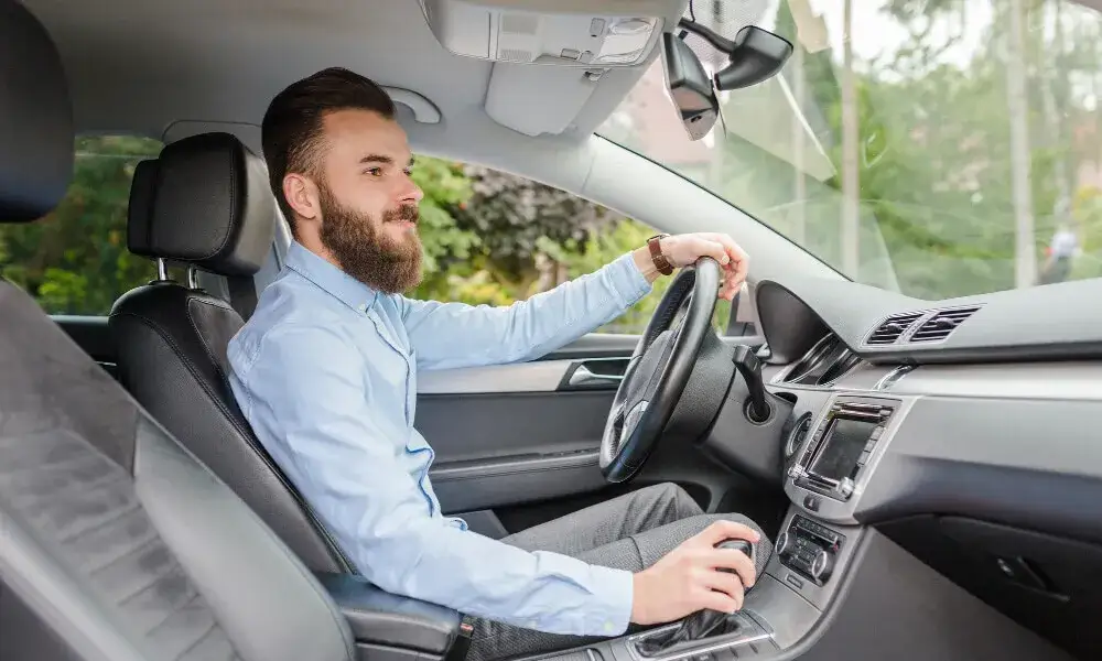 Jak ustawić fotel kierowcy, aby zyskać komfort i bezpieczeństwo w trasie