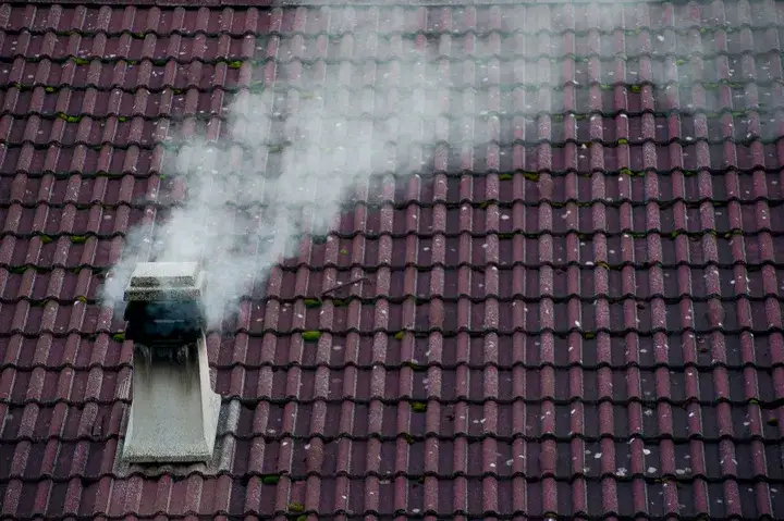 Jaki dym powinien wydobywać się z komina? Poradnik, jak czytać kolor i gęstość dymu