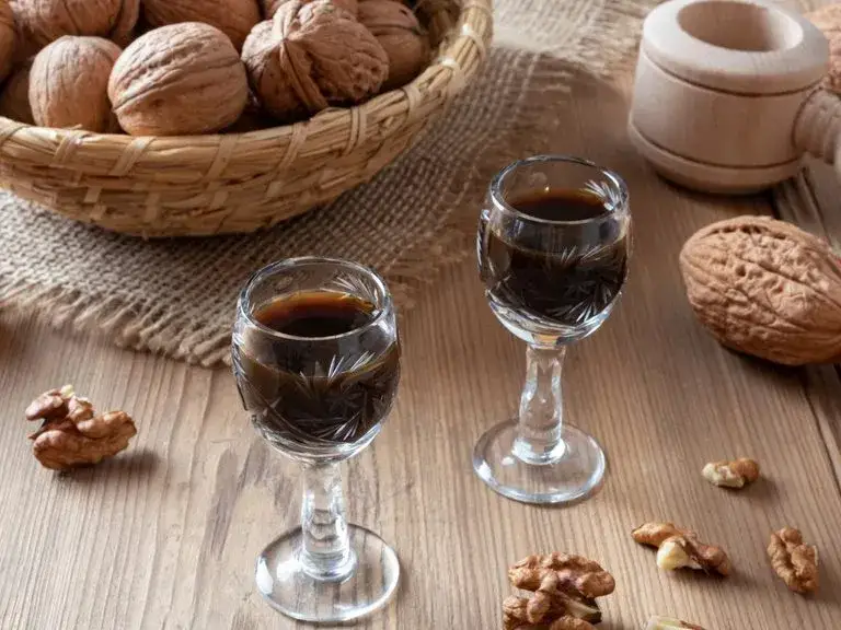 Jak zrobić nalewkę z orzechów włoskich zielonych - prosty przepis krok po kroku