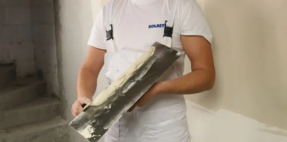 Tynki gipsowe czy szpachlować? Kluczowe informacje o wygładzaniu