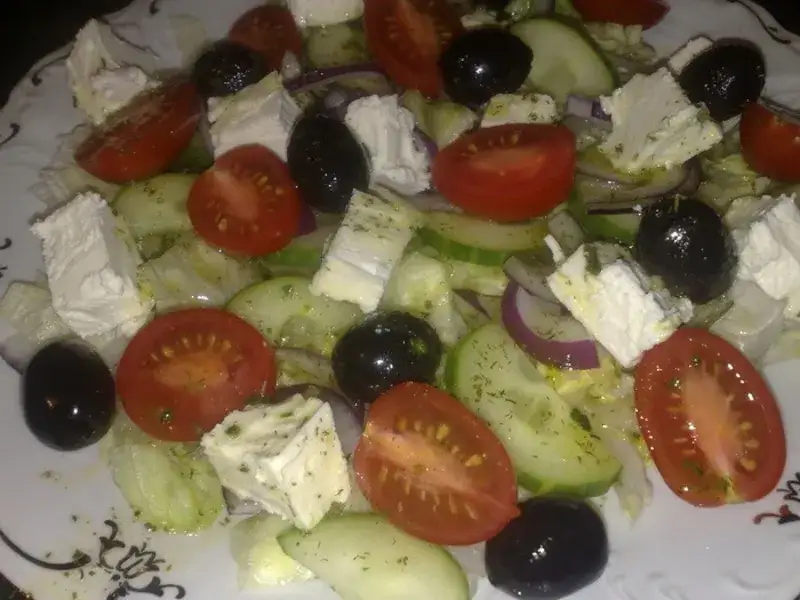 Jak zrobić sos grecki do sałatek - prosty przepis na smakowity dressing