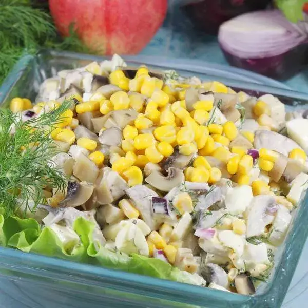 Ile gotować pieczarki do sałatki, by były idealne? Proste wskazówki i błędy, których unikać