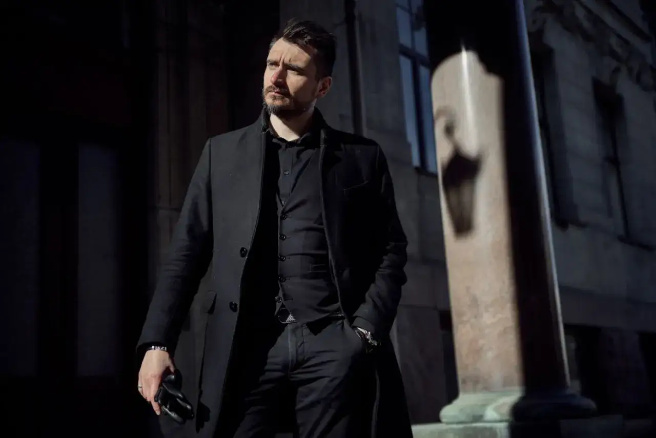 Jakie spodnie do czarnej koszuli – idealne połączenia na każdą okazję