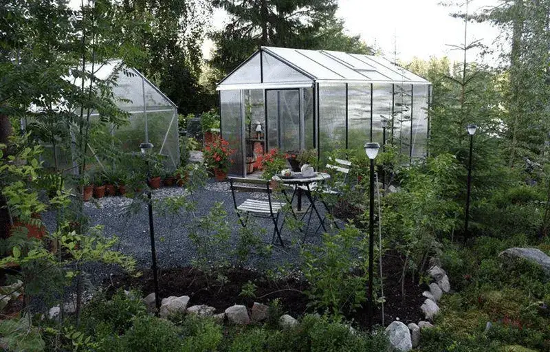 Czy poliwęglan nadaje się na szklarnię? Odkryj jego zalety i wady