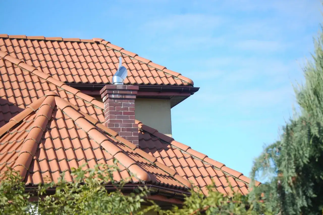 Ile kosztuje postawienie komina? Sprawdź ceny i oszczędź na budowie