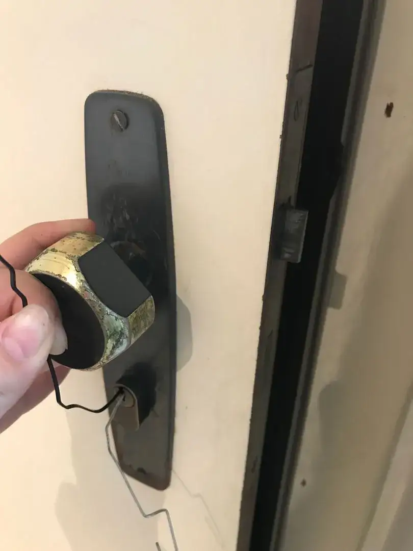 Jak otworzyć zamknięte drzwi – sprawdzone metody na awaryjne otwarcie