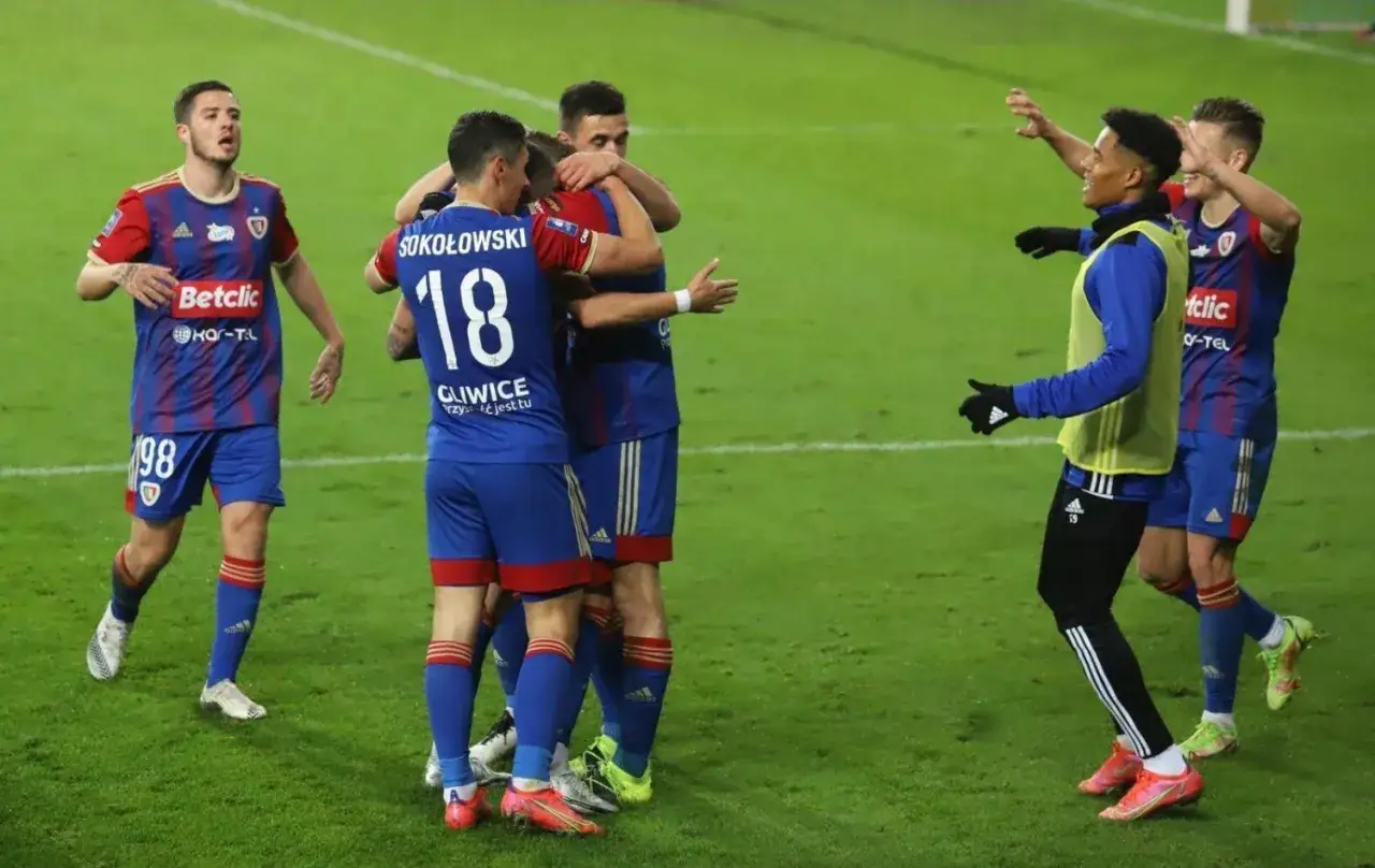 Ile zarabiają piłkarze Piasta Gliwice? Zaskakujące fakty o ich wynagrodzeniach