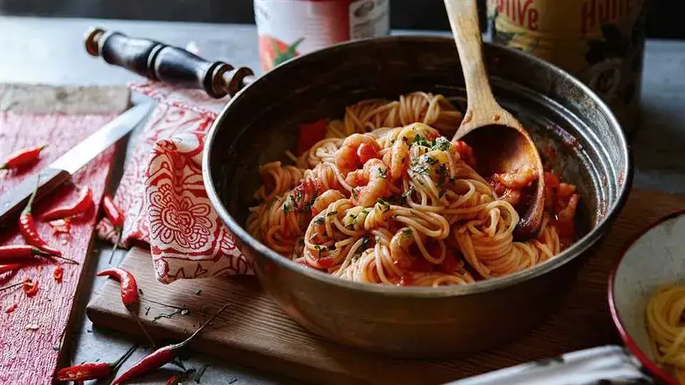 Pyszne spaghetti z krewetkami w sosie pomidorowym - prosty przepis