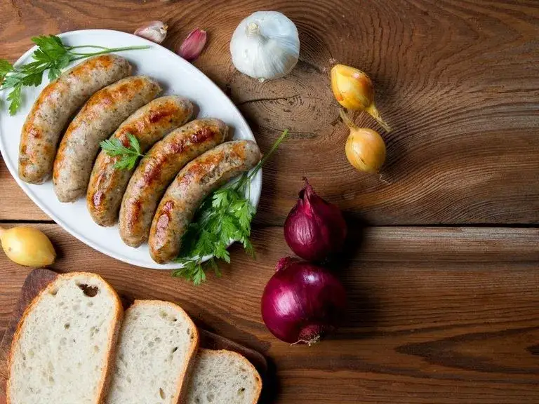 Jak piec białą kiełbasę, by zawsze była soczysta i smaczna