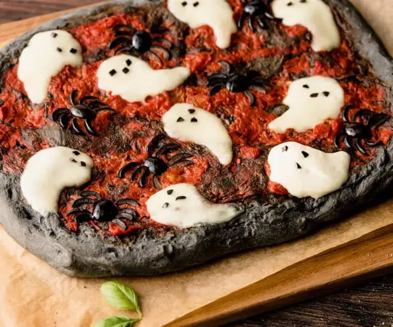 Czarne ciasto na pizzę – prosty przepis na efektowne danie, które zaskoczy
