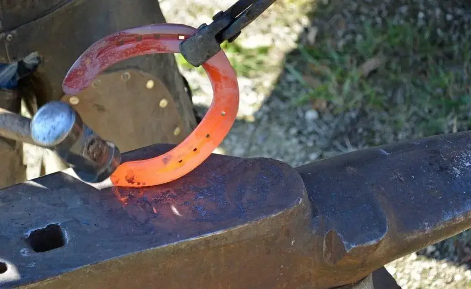 Czym zajmował się kowal w średniowieczu? Odkryj jego tajemnice