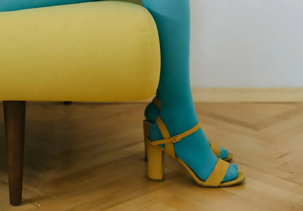 Czy rajstopy pasują do sandałów? Odkryj modowe trendy i porady