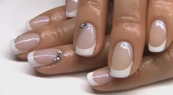 Jak zrobić french hybrydą: 5 prostych kroków do idealnego manicure