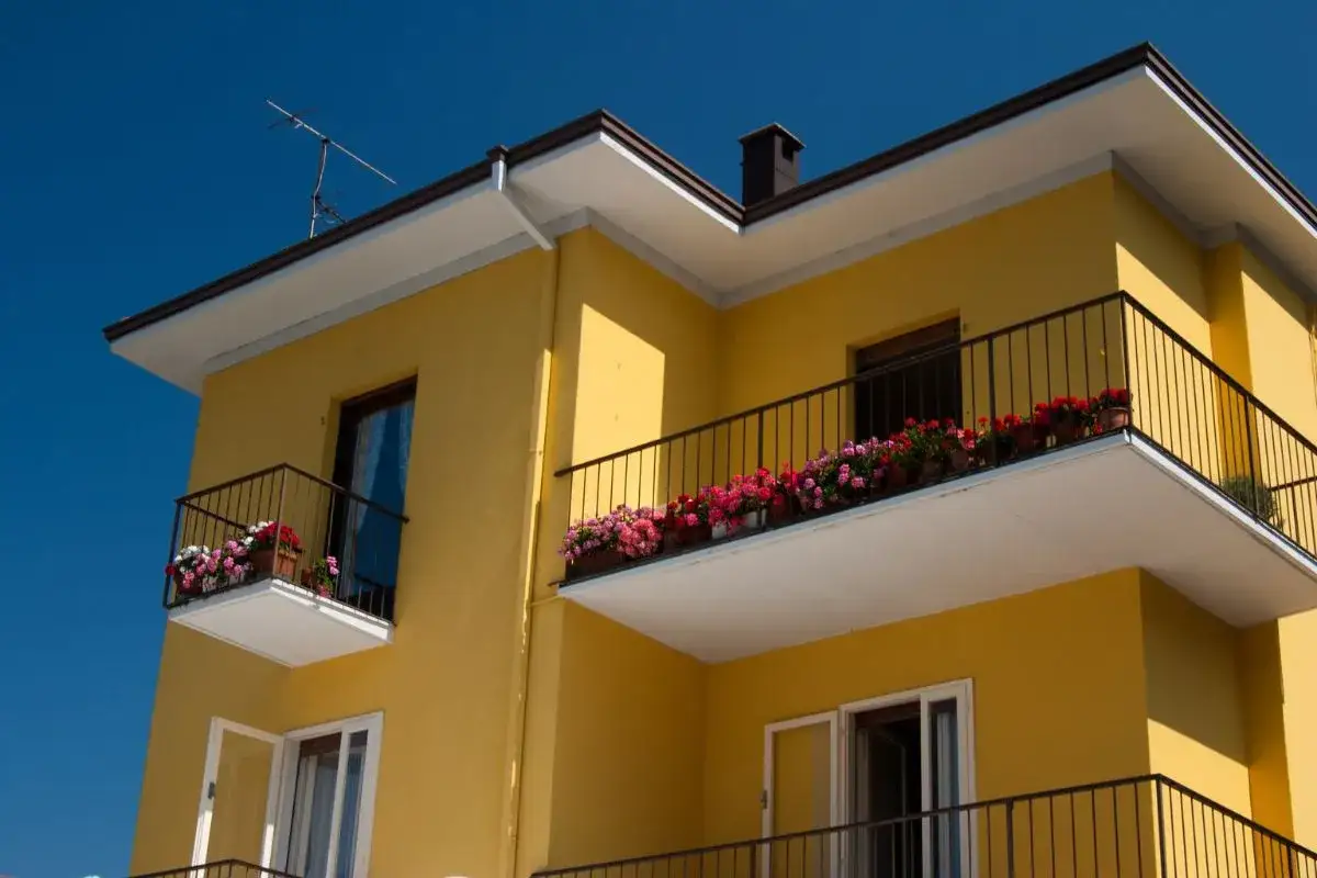 Jakie kolory pasują do żółtej elewacji, aby uniknąć nietrafionych wyborów?