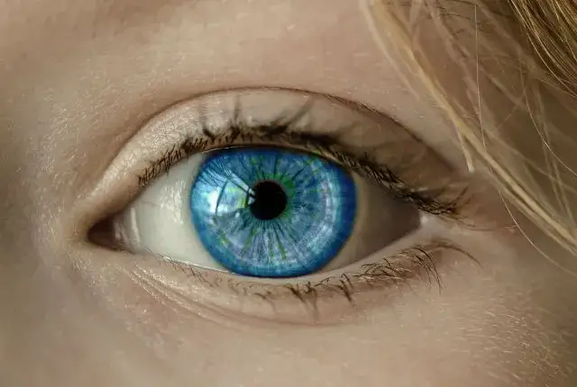 Czy kolorowe soczewki zerówki naprawdę psują wzrok? Fakty i mity