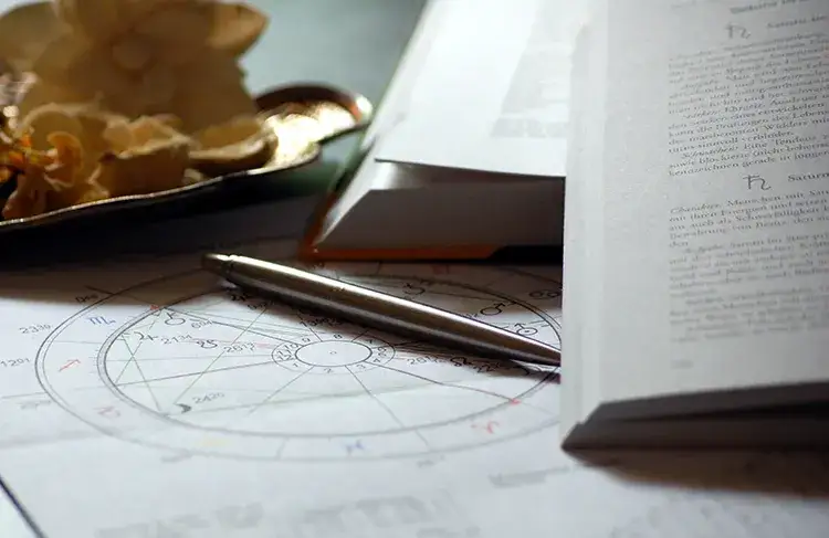 Czy czytanie horoskopu to grzech? Odkryj prawdę o astrologii w katolicyzmie