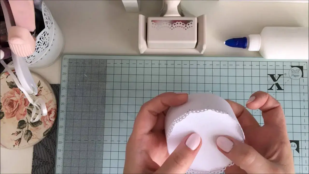 Jak zrobić pudełko na tort – proste kroki i cenne porady