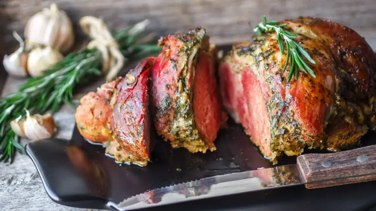 Jak upiec szynkę na obiad, aby była soczysta i pełna smaku