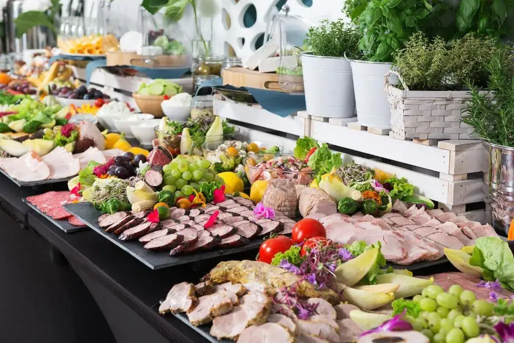 Co oznacza HB w hotelu? Poznaj szczegóły wyżywienia i korzyści