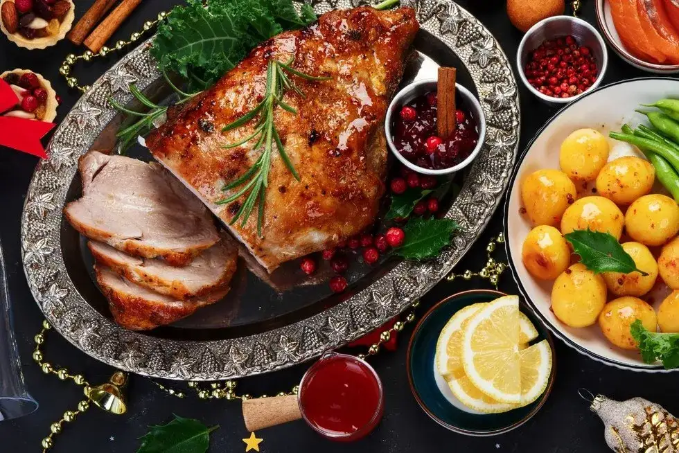 Myślę, że "Co na świąteczny obiad? 30+ pomysłów na dania i dodatki!" będzie idealne.