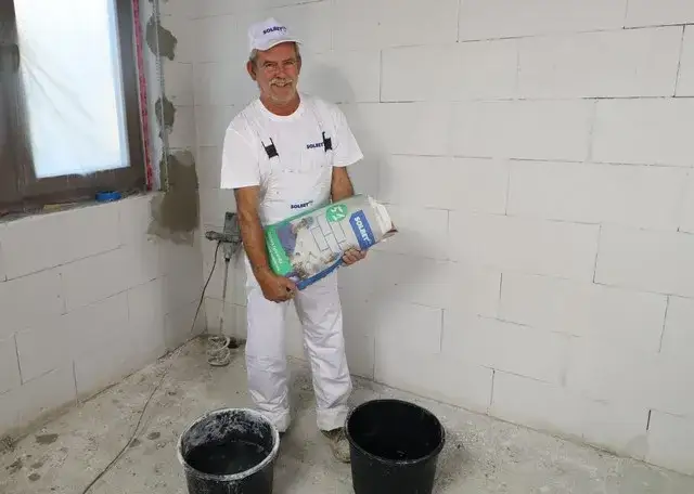 Najlepsza farba na tynk cementowo-wapienny – uniknij błędów przy wyborze