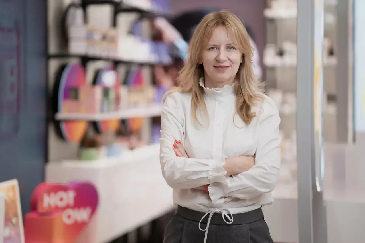 Kobieta w sklepie kosmetycznym, gdzie panują trendy q-commerce i dostawy w 15 minut.