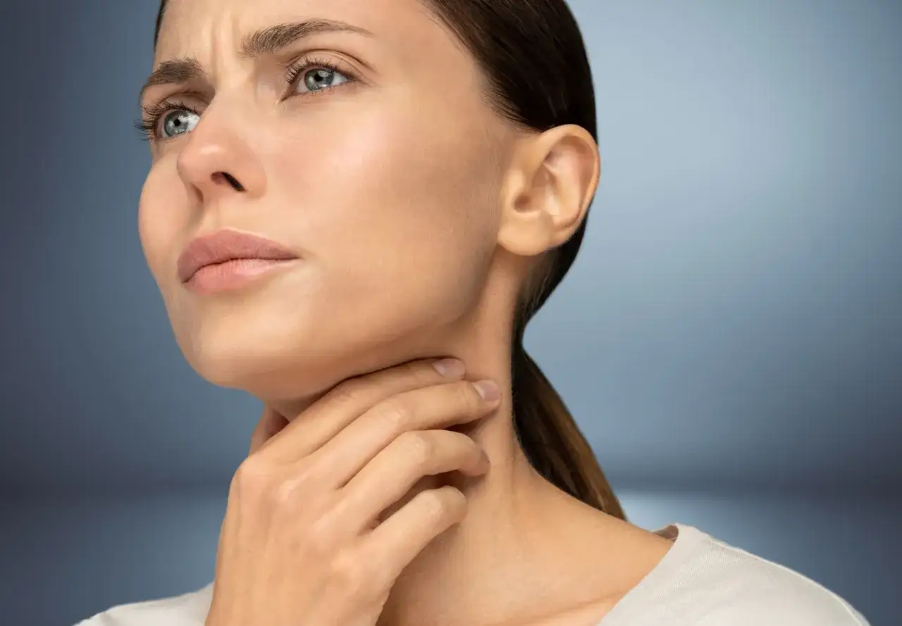 Ból gardła? Sprawdzone sposoby na ulgę i kiedy do lekarza.