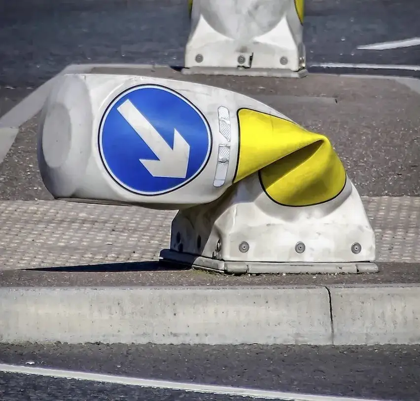 Kto stawia znaki drogowe na osiedlu i jak uniknąć problemów?