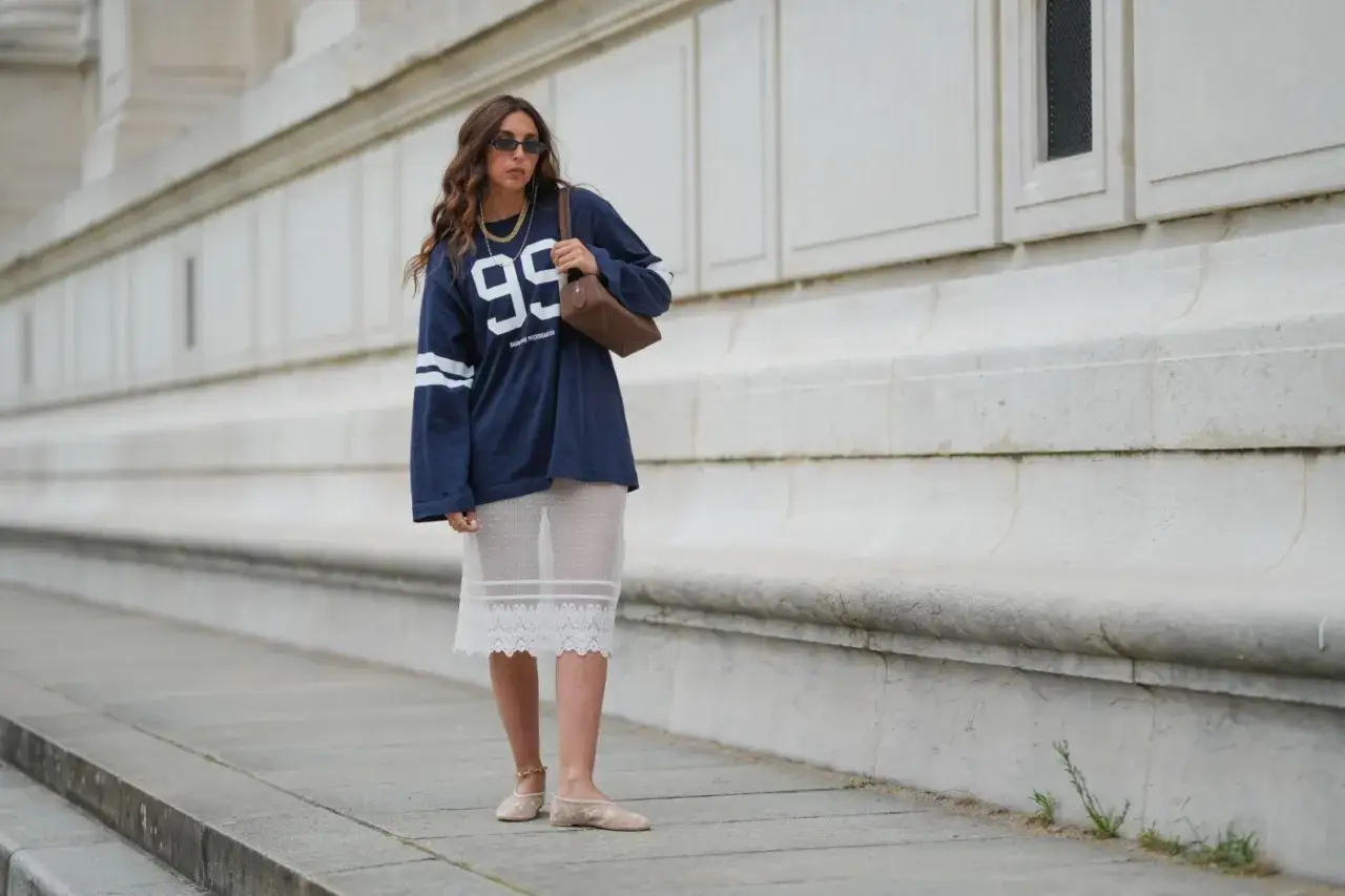 Jakie buty do dresowej spódnicy – unikaj modowych faux pas