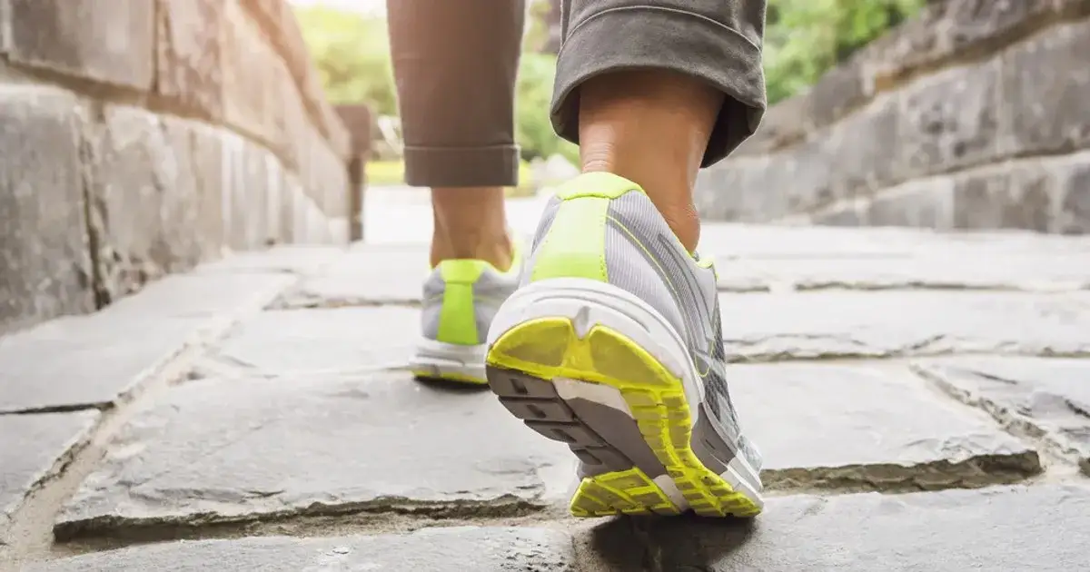 Czy spacer odchudza? Odkryj, jak efektywnie spalać kalorie