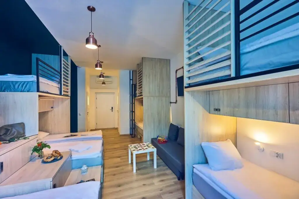 Jak wygląda nocleg w hostelu? Oczekiwania i rzeczywistość, które zaskakują