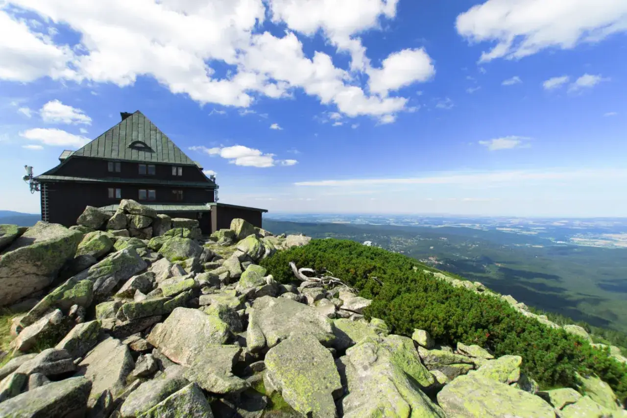 Jakie góry są w Szklarskiej Porębie? Odkryj Karkonosze i Góry Izerskie