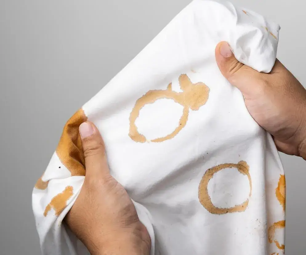 Jak usunąć plamy z kawy z białej bluzki - skuteczne metody i porady