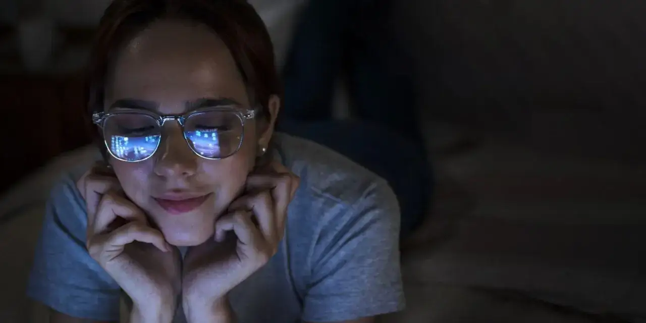 Okulary z filtrem światła niebieskiego: czy warto je nosić na co dzień?