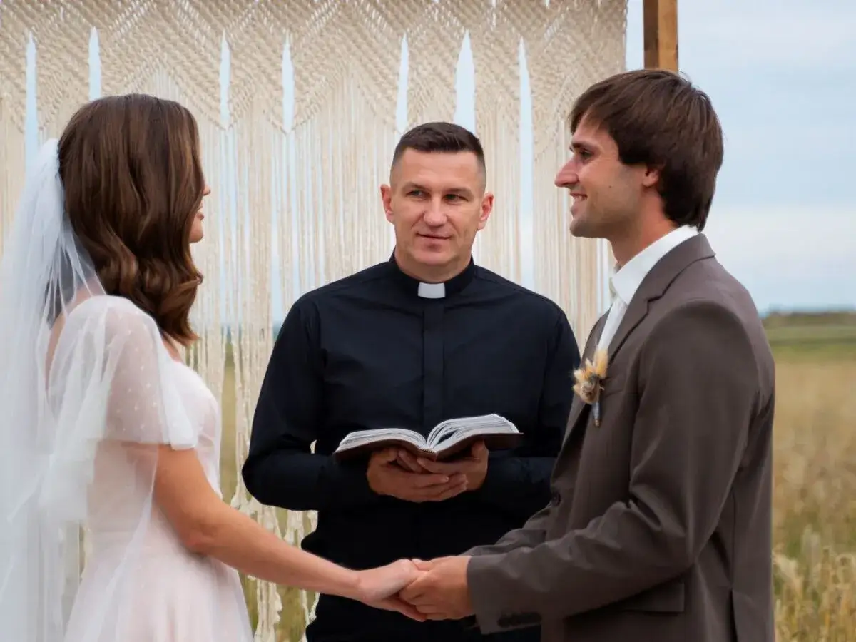 Co ksiądz mówi na ślubie? Przebieg ceremonii krok po kroku
