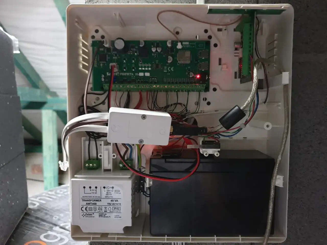 Jak rozprowadzić alarm w domu, aby uniknąć włamań i zagrożeń