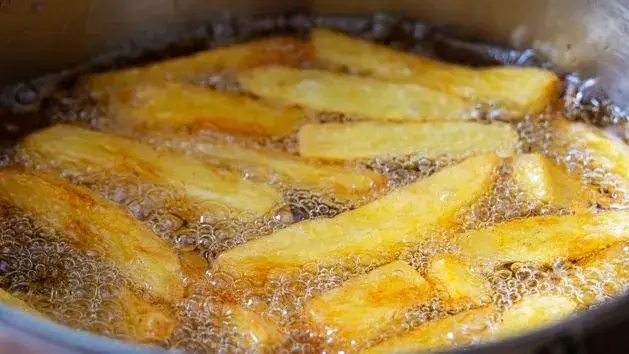 Jak zrobić idealne frytki w garnku? Chrupiące jak z restauracji!